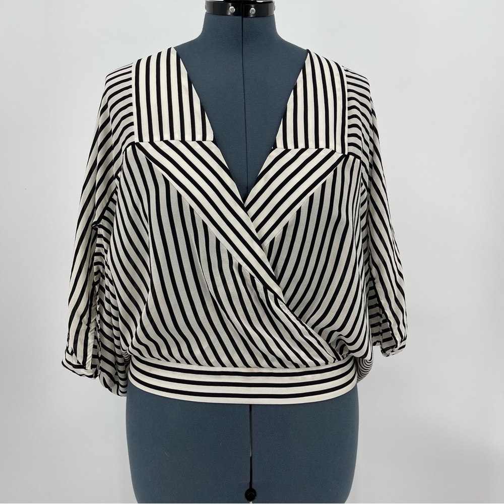 BCNGMAXAZRIA WOMENS TOP , size M, good condition, preowned, black and wh…